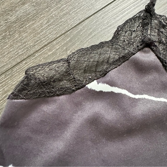 Lace v-neck top. - Picture 3 of 11